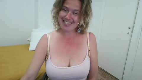 Snapshot of clittytastic chatting on June 2, 6:37 am Syl online show from June 2, 6:37 am