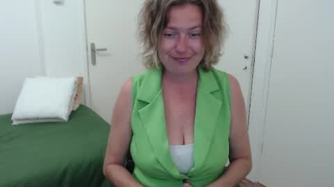 Snapshot of clittytastic chatting on June 25, 5:23 am Syl online show from June 25, 5:23 am