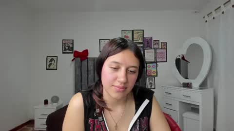 Snapshot of cloe_7 chatting on June 15, 12:24 am cloe_7 online show from June 15, 12:24 am