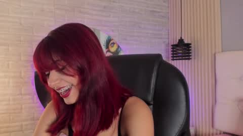 Snapshot of cloe__hills chatting on December 11, 12:23 pm Cloe online show from December 11, 12:23 pm