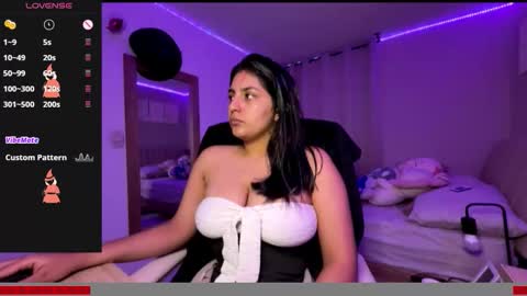 Snapshot of cloe_small08 chatting on November 5, 2:11 am cloe small online show from November 5, 2:11 am