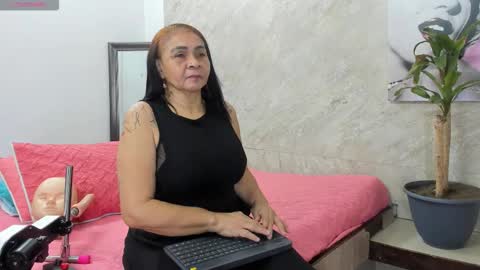 Snapshot of cloee_rabbyt chatting on November 14, 11:42 am CLOE online show from November 14, 11:42 am