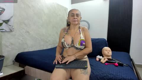 Snapshot of cloee_rabbyt chatting on November 27, 11:23 am CLOE online show from November 27, 11:23 am