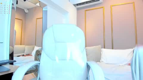 Snapshot of cloehap chatting on February 8, 3:21 pm Cloe online show from February 8, 3:21 pm