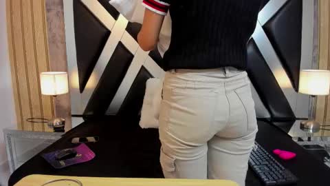 lady cloe person online show from December 22, 3:42 pm