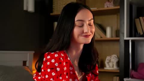 Daisy Nowak online show from October 19, 11:22 am