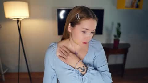 Hi everybody Im Lily Today is my first day here Lets get acquainted online show from December 17, 1:18 am