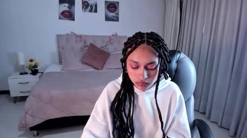 Snapshot of clown_face chatting on January 24, 8:23 am emely dolce online show from January 24, 8:23 am