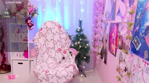 Mia online show from December 5, 3:09 pm