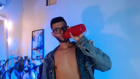 Snapshot of colby_smit chatting on May 8, 7:19 pm Colby online show from May 8, 7:19 pm