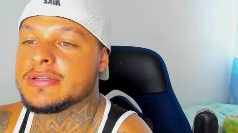 colin_fox1 online show from March 17, 5:38 pm