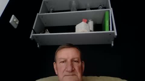 Snapshot of colinbeech chatting on October 23, 12:26 pm colinbeech online show from October 23, 12:26 pm