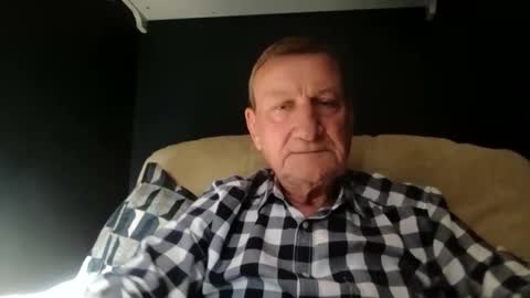 Snapshot of colinbeech chatting on October 24, 9:06 am colinbeech online show from October 24, 9:06 am