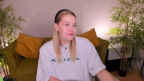 Snapshot of colleen_blake chatting on May 20, 5:19 pm Collen Mon Tue Wed Thu Fri GMT 3 0300am - 0900am online show from May 20, 5:19 pm