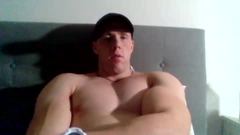Snapshot of college_muscle chatting on January 8, 4:44 am foreverxshredded online show from January 8, 4:44 am