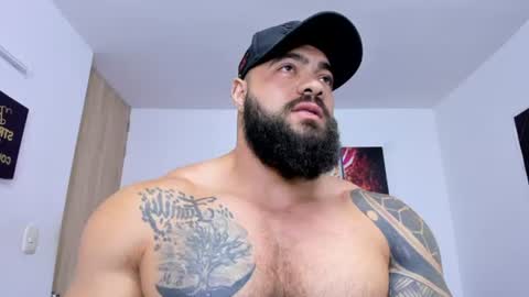 college_muscle_ass online show from July 28, 8:52 pm