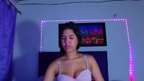 Snapshot of colombianmiilf_ chatting on November 28, 4:59 am Nahomi online show from November 28, 4:59 am