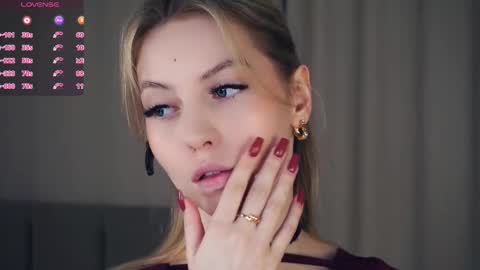 Hello im Sofia Welcme to my room .More hugs and kiss for you online show from December 3, 6:32 am