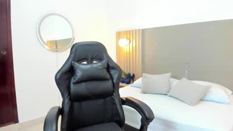 C O R A  L online show from November 4, 2:10 am