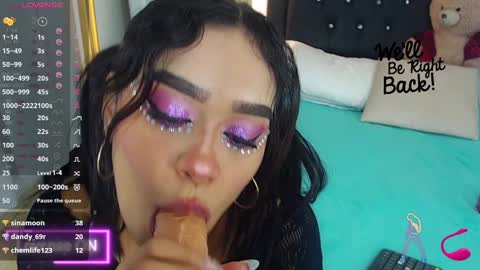 Snapshot of coraline_v chatting on December 9, 12:40 pm Coraline connected from 10 pm to 6 am Colombia time online show from December 9, 12:40 pm