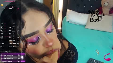 Snapshot of coraline_v chatting on December 18, 12:51 pm Coraline connected from 10 pm to 6 am Colombia time online show from December 18, 12:51 pm