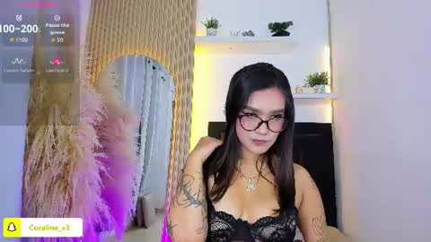 Snapshot of coraline_v chatting on June 10, 12:37 pm Coraline connected from 10 pm to 6 am Colombia time online show from June 10, 12:37 pm