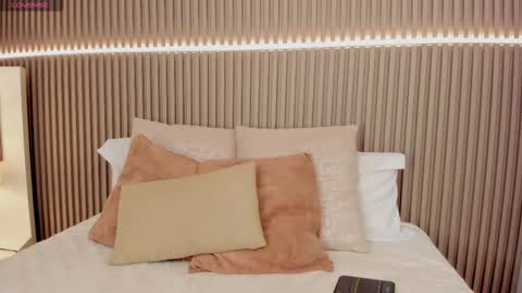 coralineross_ online show from February 14, 2:12 pm