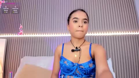 coralineross_ online show from September 10, 10:59 am