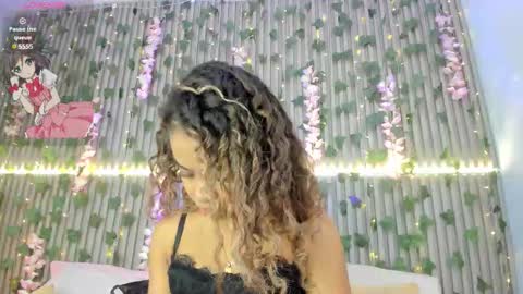 coralineross_ online show from November 5, 10:59 am