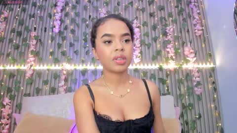 coralineross_ online show from November 21, 10:58 am