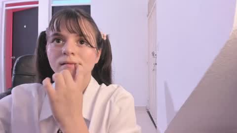 Snapshot of coralinexxx07 chatting on April 16, 9:39 pm Coraline uwu Bienvenidos al dulce mundo de Coraline Hola amores soy Coraline Una chica tierna juguetona online show from April 16, 9:39 pm