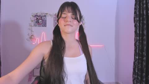 Snapshot of coralinexxx07 chatting on April 25, 3:42 am Coraline uwu Bienvenidos al dulce mundo de Coraline Hola amores soy Coraline Una chica tierna juguetona online show from April 25, 3:42 am