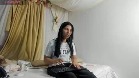 Snapshot of cositarika__ chatting on June 5, 1:28 pm Lunita online show from June 5, 1:28 pm