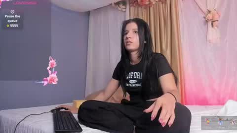Snapshot of cositarika__ chatting on June 20, 12:08 pm Lunita online show from June 20, 12:08 pm