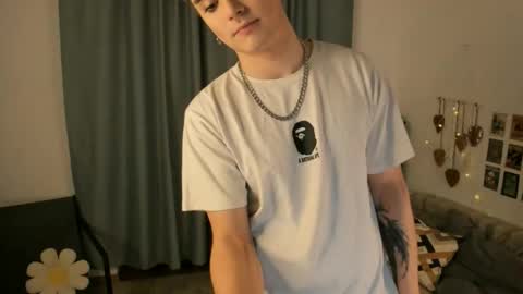 Snapshot of cosmicflirt chatting on March 1, 9:17 pm Henry online show from March 1, 9:17 pm