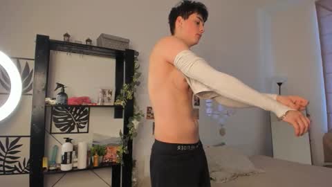 Snapshot of cosmicflirt chatting on March 15, 12:22 pm Henry online show from March 15, 12:22 pm