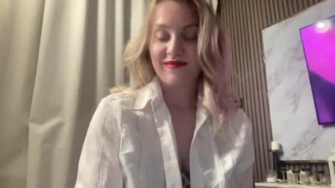 cosmo_blondiee online show from September 16, 3:35 pm