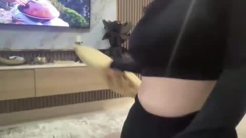 cosmo_blondiee online show from September 18, 9:00 am