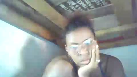 Snapshot of couleur_vanille chatting on July 14, 12:11 pm couleur_vanille online show from July 14, 12:11 pm