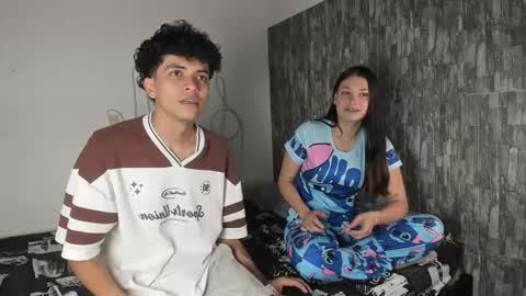 Snapshot of couple_fantasy_x chatting on May 4, 11:06 am Val y Sal online show from May 4, 11:06 am