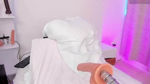 Snapshot of couple_naughty20 chatting on January 8, 9:55 pm Maria online show from January 8, 9:55 pm