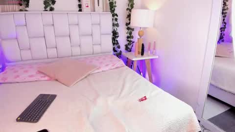 lola y juan online show from December 14, 3:45 am