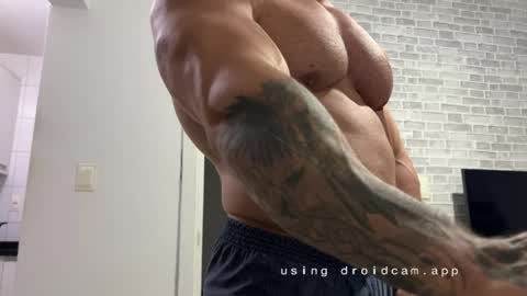couplemuscle40 online show from May 4, 11:56 pm