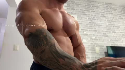Snapshot of couplemuscle40 chatting on May 7, 11:26 am couplemuscle40 online show from May 7, 11:26 am