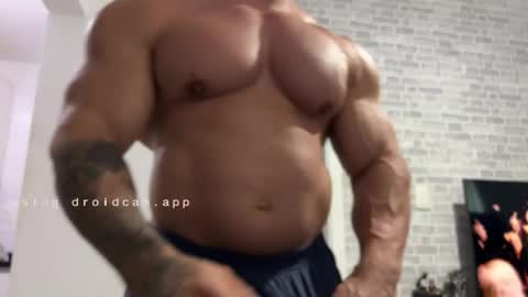 Snapshot of couplemuscle40 chatting on May 9, 3:50 pm couplemuscle40 online show from May 9, 3:50 pm