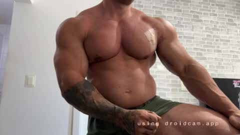 Snapshot of couplemuscle40 chatting on May 12, 2:25 pm couplemuscle40 online show from May 12, 2:25 pm