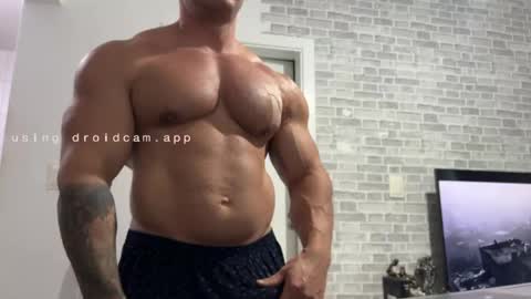 Snapshot of couplemuscle40 chatting on May 18, 7:09 pm couplemuscle40 online show from May 18, 7:09 pm
