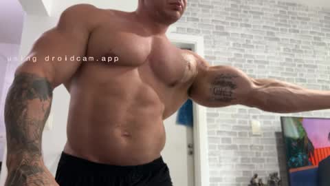 Snapshot of couplemuscle40 chatting on May 26, 4:47 pm couplemuscle40 online show from May 26, 4:47 pm