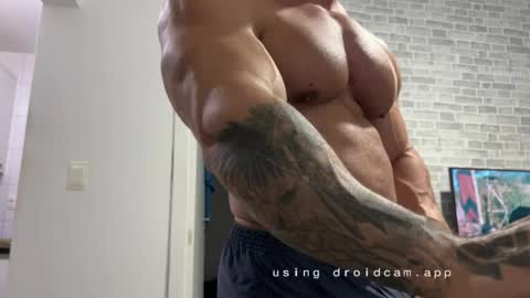 Snapshot of couplemuscle40 chatting on May 30, 11:35 pm couplemuscle40 online show from May 30, 11:35 pm