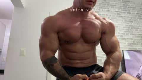 Snapshot of couplemuscle40 chatting on June 8, 1:44 pm couplemuscle40 online show from June 8, 1:44 pm